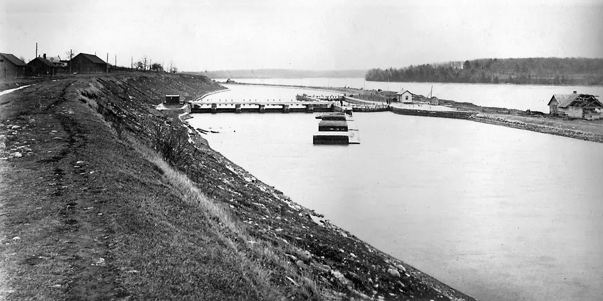 L’écluse 21 vers 1904 : le canal, son talus à gauche et les ouvrages de l’écluse au loin