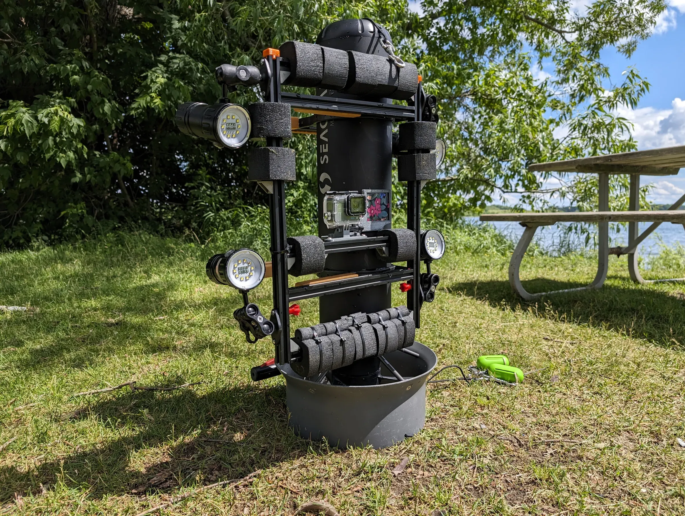 Le rig debout dans un seau, avant une plongée : la GoPro au centre, les lampes et les flotteurs en mousse sur le cadre